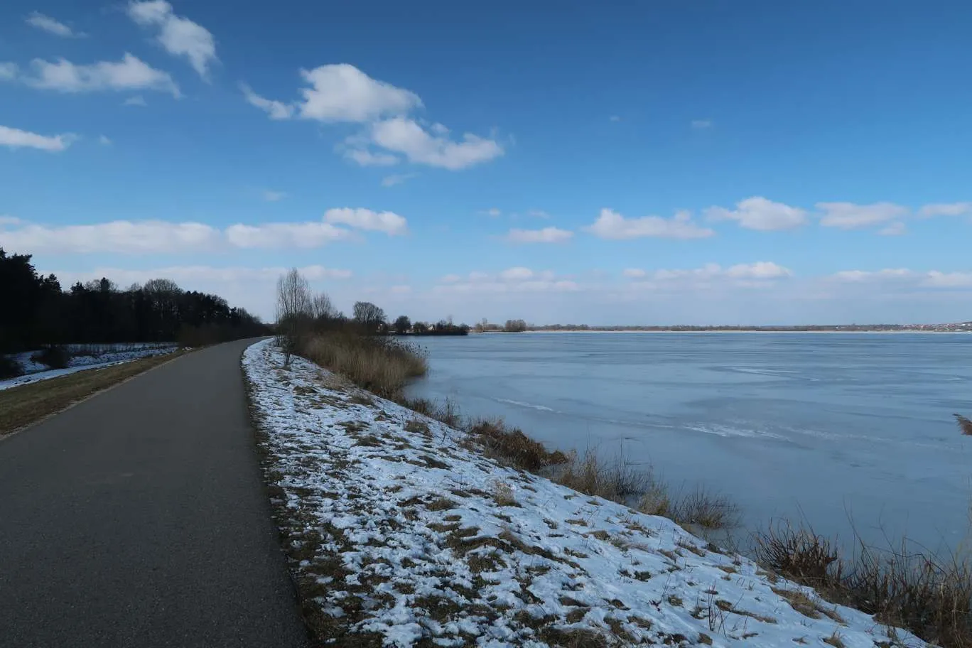Frozen Altmuhlsee near Gunzenhausen in Bayern